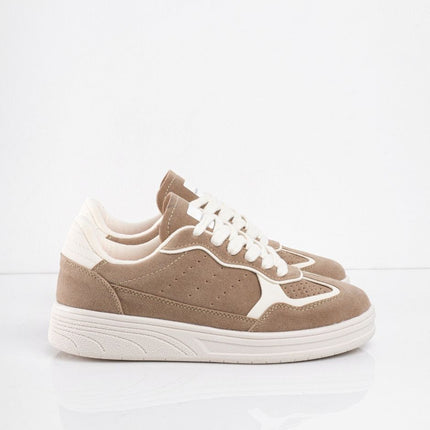 Tenis taupe en gamuza con detalles blancos