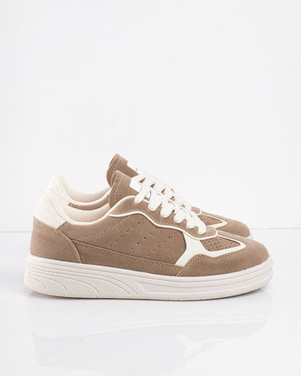 Tenis taupe en gamuza con detalles blancos