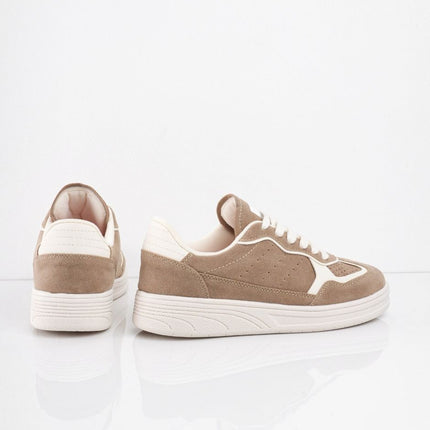 Tenis taupe en gamuza con detalles blancos