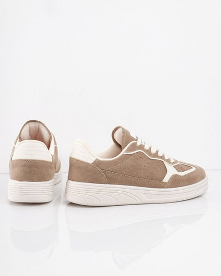 Tenis taupe en gamuza con detalles blancos