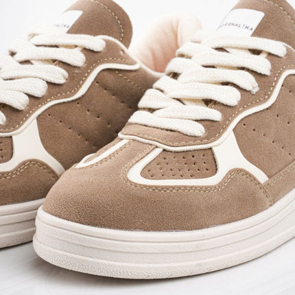 Tenis taupe en gamuza con detalles blancos