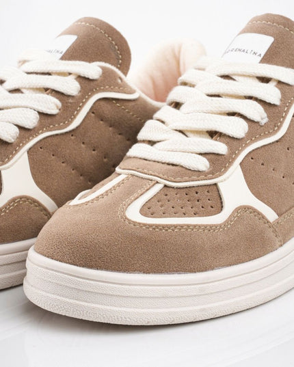 Tenis taupe en gamuza con detalles blancos