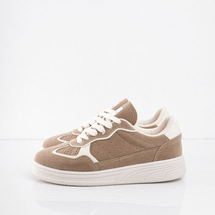 Tenis taupe en gamuza con detalles blancos