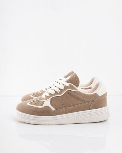 Tenis taupe en gamuza con detalles blancos