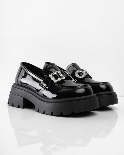 Mocasines negros brillantes con hebilla de diamantes