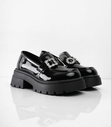 Mocasines negros brillantes con hebilla de diamantes
