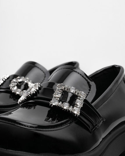 Mocasines negros brillantes con hebilla de diamantes
