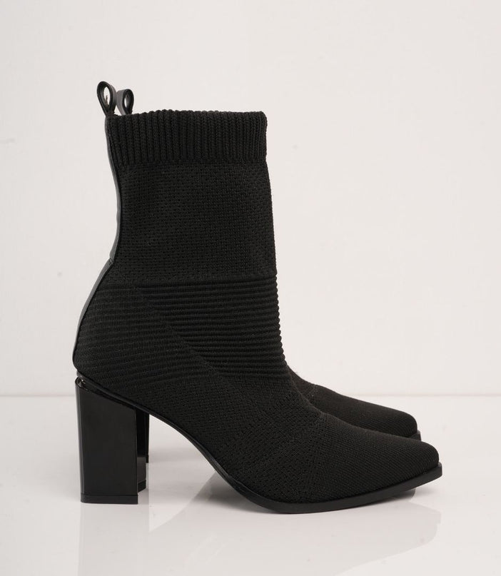 Botin negro de tacón tipo media