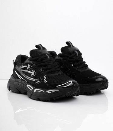 Tenis negros con líneas blancas