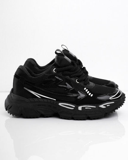 Tenis negros con líneas blancas
