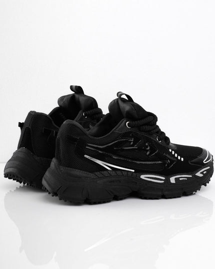 Tenis negros con líneas blancas