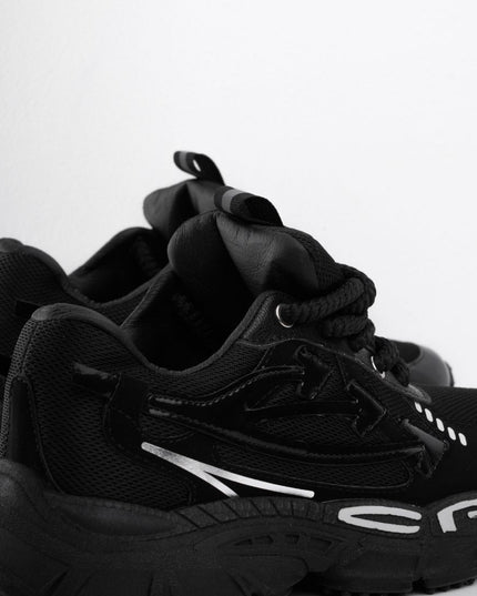 Tenis negros con líneas blancas