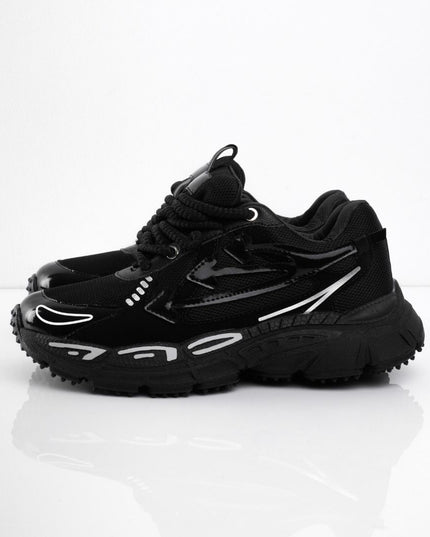 Tenis negros con líneas blancas