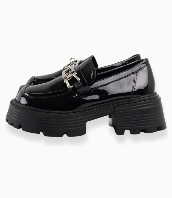 Mocasines negros con plataforma y hebilla plata