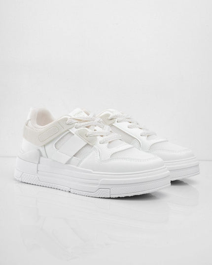 Tenis blancos con accesorios y apliques