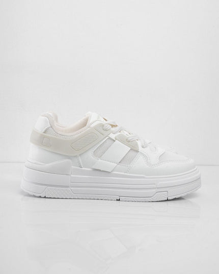 Tenis blancos con accesorios y apliques