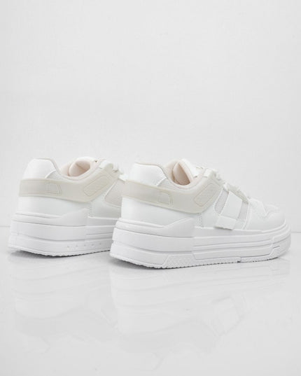 Tenis blancos con accesorios y apliques