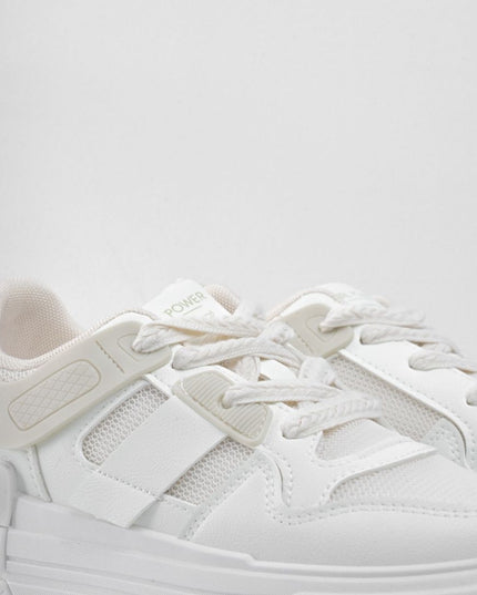 Tenis blancos con accesorios y apliques
