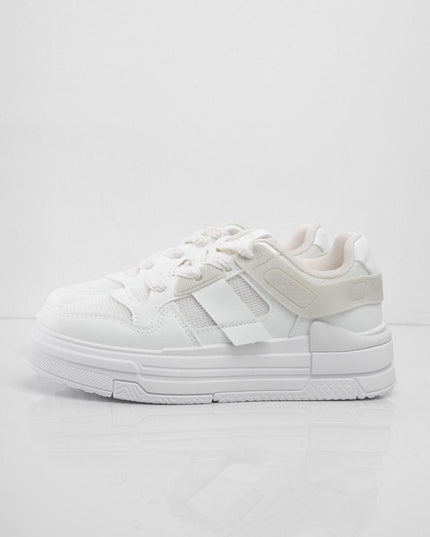 Tenis blancos con accesorios y apliques