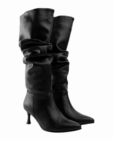 Bota alta corrugada negra y tacón puntilla