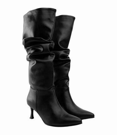 Bota alta corrugada negra y tacón puntilla