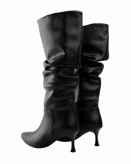Bota alta corrugada negra y tacón puntilla