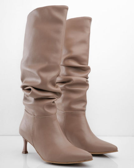 Bota alta corrugada taupe y tacón puntilla