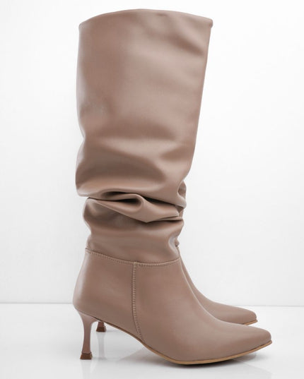 Bota alta corrugada taupe y tacón puntilla