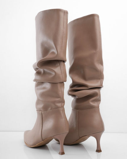 Bota alta corrugada taupe y tacón puntilla