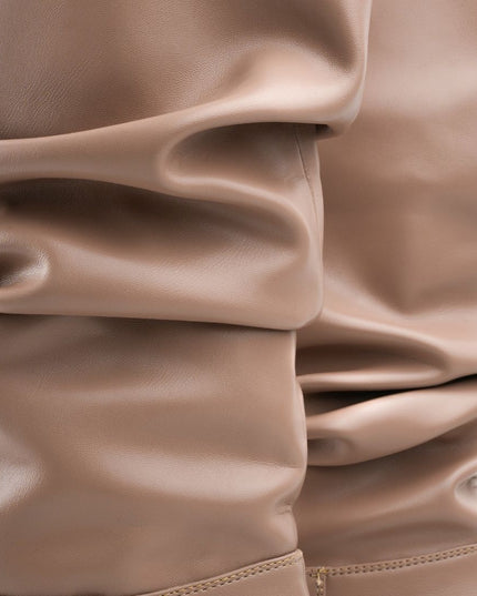 Bota alta corrugada taupe y tacón puntilla