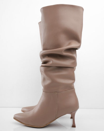 Bota alta corrugada taupe y tacón puntilla