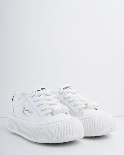 Tenis blancos con plataforma y detalles negros