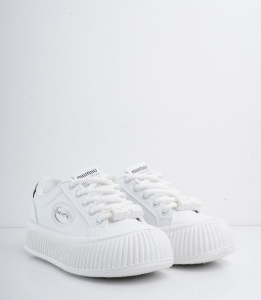 Tenis blancos con plataforma y detalles negros