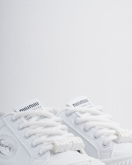 Tenis blancos con plataforma y detalles negros