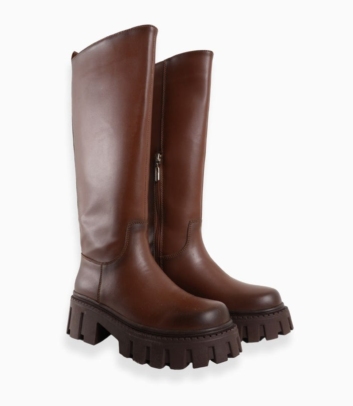 Bota alta café con suela gruesa