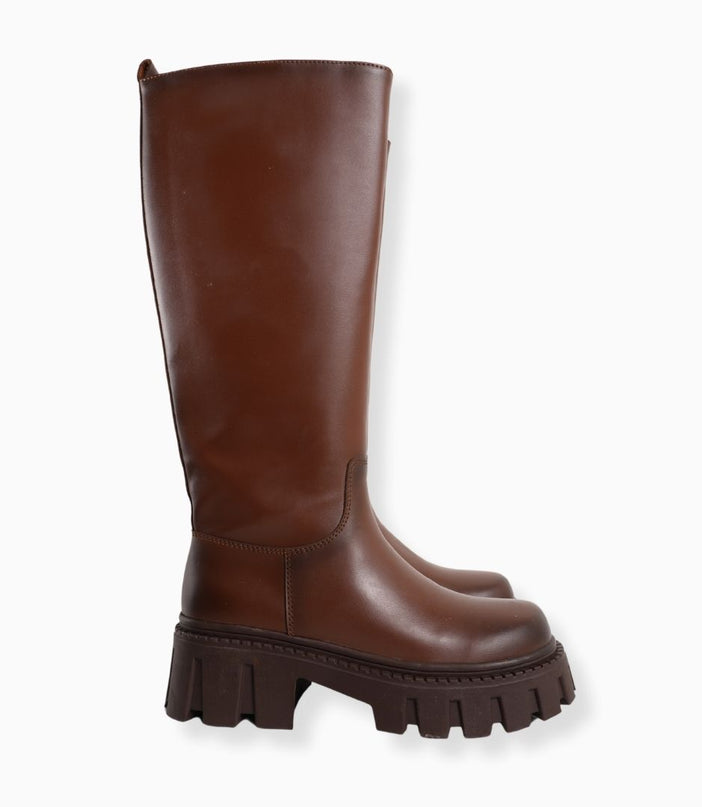 Bota alta café con suela gruesa