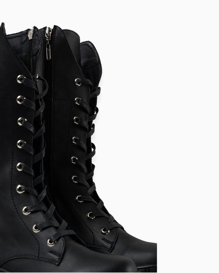 Bota alta negra militar con plataforma y cordones