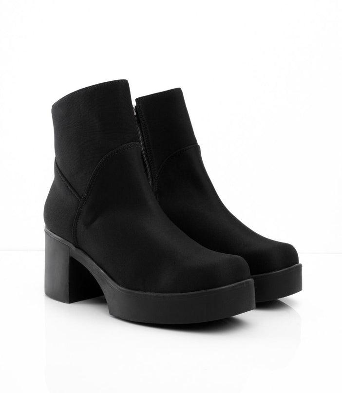 Bota negra básica con tacón medio