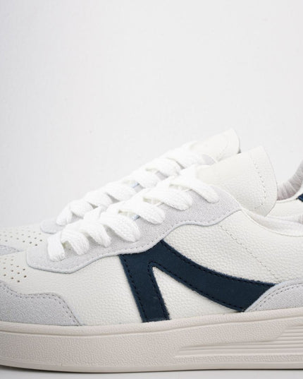 Tenis básicos blancos con líneas azules
