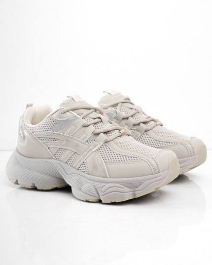 Tenis grises con detalles laterales