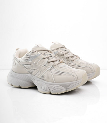 Tenis grises con detalles laterales