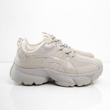 Tenis grises con detalles laterales
