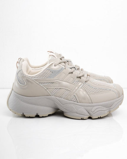 Tenis grises con detalles laterales