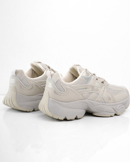 Tenis grises con detalles laterales