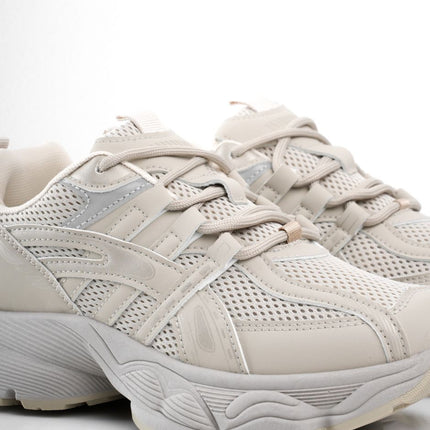 Tenis grises con detalles laterales