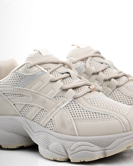 Tenis grises con detalles laterales