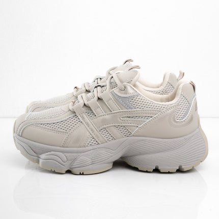 Tenis grises con detalles laterales