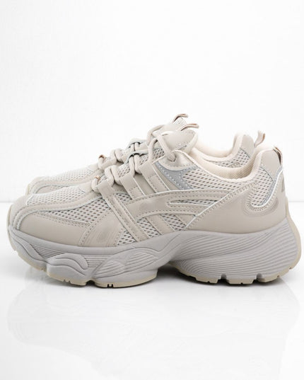 Tenis grises con detalles laterales