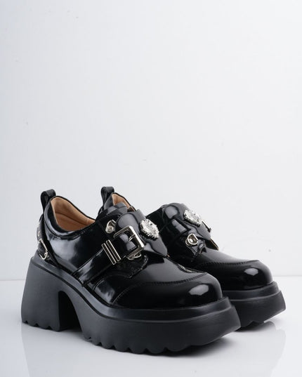 Zapatos negros de charol con plataforma y herraje plateado