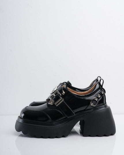 Zapatos negros de charol con plataforma y herraje plateado